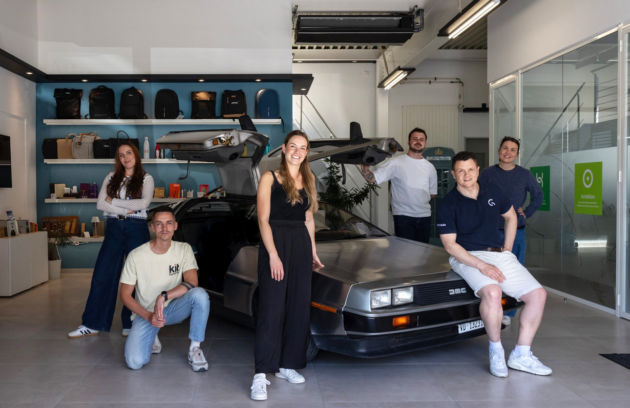 L'équipe GiftMedia réunie autour du catalogue d'objets publicitaires